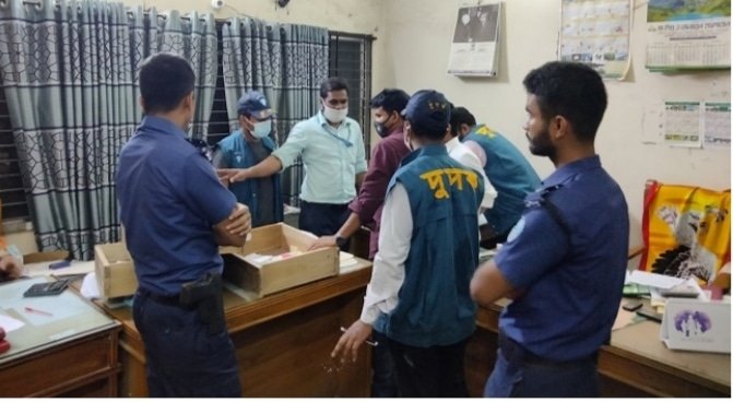 কক্সবাজারের চকরিয়া উপজেলায় ঘুষ লেনদেনের অভিযোগে সাব-রেজিস্ট্রারসহ ২ জন গ্রেপ্তার।