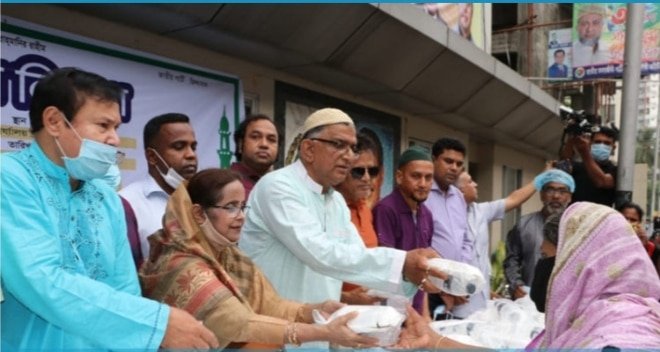 অসহায় মানুষের মাঝে জাতীয় পার্টির ইফতার বিতরণ। 