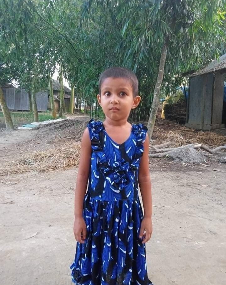 বীরগঞ্জেে ৩দিন নিখোঁজ থাকার পর ল্যাট্রিনের সেফটি টেংকি থেকে শিশু নুসরাতের লাশ উদ্ধার।