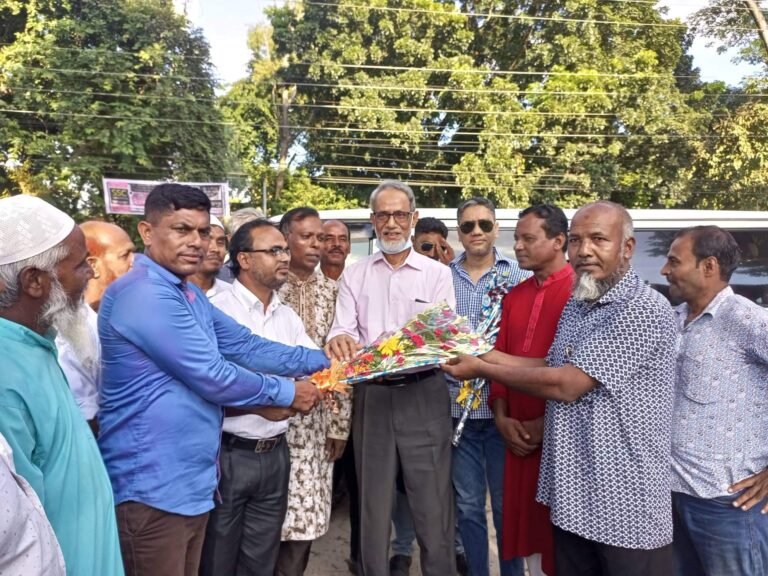 প্রেসিডিয়াম সদস্য হাফিজ উদ্দিন আহমেদ কে ফুলেল শুভেচছা জানান বীরগঞ্জ ও কাহারোল উপজেলা জাতীয় পার্টি।