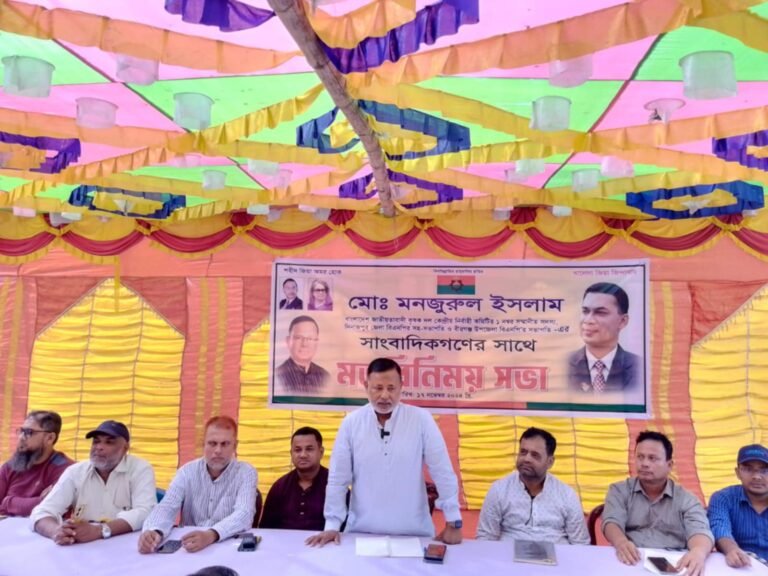 বীরগঞ্জে সাংবাদিকদের সাথে মতবিনিময় করেন বিএনপির কেন্দ্রীয় নেতা মোঃ মনজুরুল ইসলম।